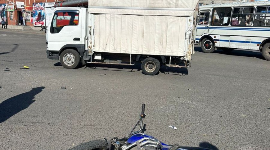 Сотрудники Каменской Госавтоинспекции проводят проверку по факту ДТП с участием несовершеннолетнего мопедиста