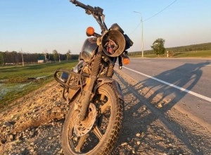 Сотрудники Каменской Госавтоинспекции проводят проверку по факту ДТП с участием несовершеннолетнего водителя мопеда (19.06.2023)