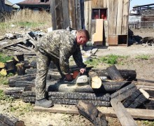 Волонтёры отряда Тыл.22 помогли семье мобилизованного в разборе мусора и лесопилке.