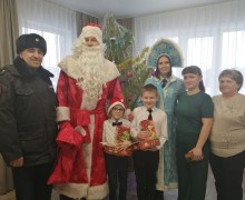 Полицейский Дед Мороз поздравил детей в Камне-на-Оби