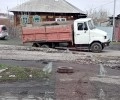 Грузовик провалился в асфальт на ул. Барнаульской
