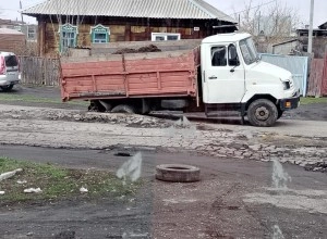 Грузовик провалился в асфальт на ул. Барнаульской