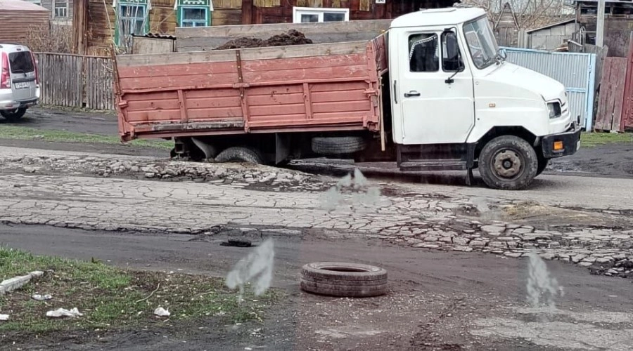 Грузовик провалился в асфальт на ул. Барнаульской