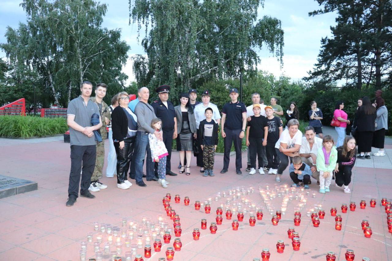 В Камне-на-Оби полицейские и общественники приняли участие в акции «Огненные картины войны»